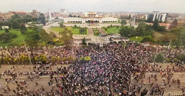 পার্লামেন্ট ভবনের সামনে বিক্ষুব্ধ জেন-জিদের অবস্থান